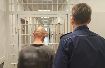 Brutalny napad pod Zgierzem: Napastnicy zaatakowali 62-latkę i uprowadzili 8-latka