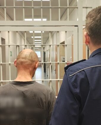 Brutalny napad pod Zgierzem: Napastnicy zaatakowali 62-latkę i uprowadzili 8-latka