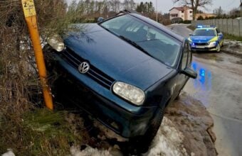 Porzucił żonę i 5-letnie dziecko w rozbitym pojeździe